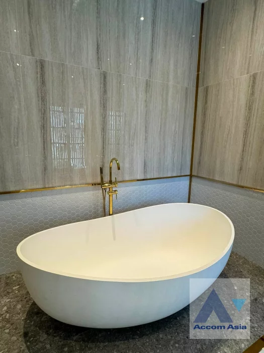 19  7 br House For Rent in Phaholyothin ,Bangkok BTS Saphan-Kwai AA36570