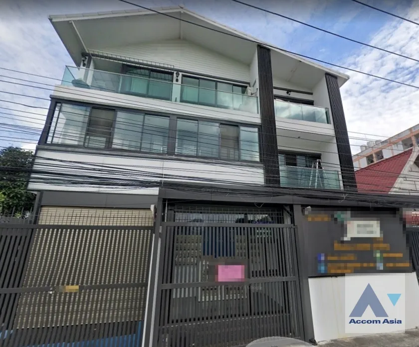 unit 7 Bedrooms  House For Sale in Sukhumvit, Bangkok  near BTS Bang Chak (AA36572)