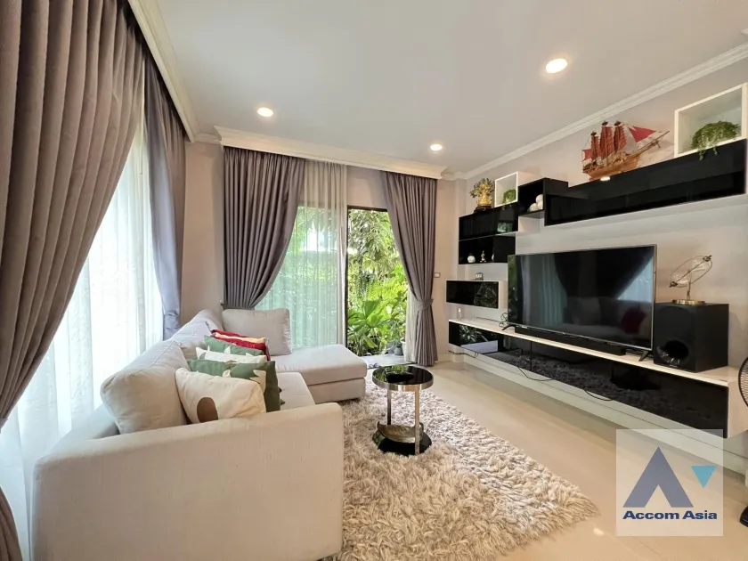 unit 4 Bedrooms  House For Rent & Sale in Phaholyothin, Bangkok  (AA36610)