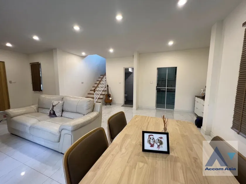 unit 3 Bedrooms  House For Sale in Dusit, Bangkok  (AA36611)