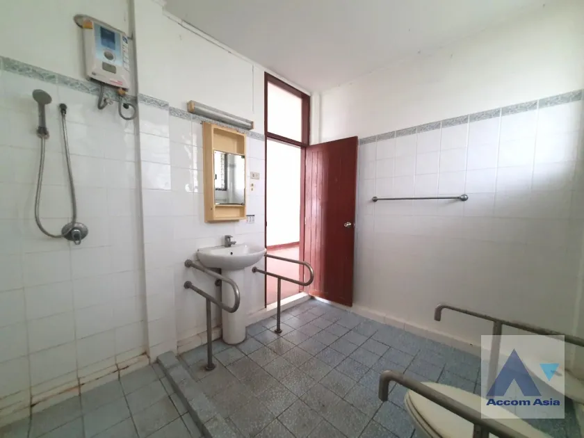 44  2 br House for rent and sale in Pattanakarn ,Bangkok ARL Ramkhamhaeng AA36622