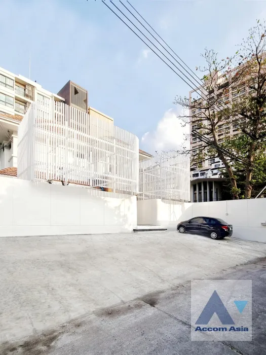unit 4 Bedrooms  House For Rent in Phaholyothin, Bangkok  (AA36725)