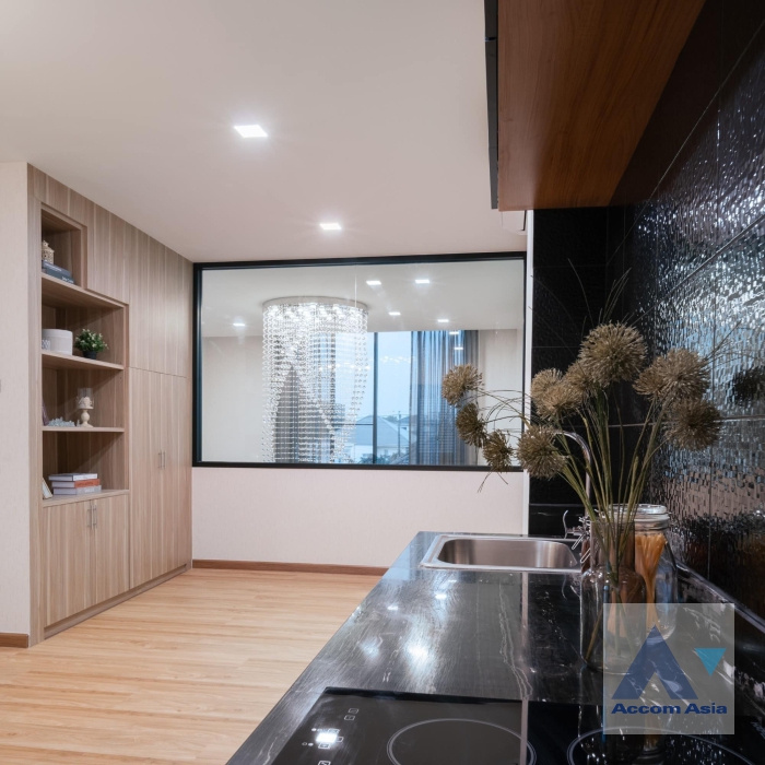 6  2 br Townhouse For Sale in Ratchadaphisek ,Bangkok MRT Lat Phrao AA36730