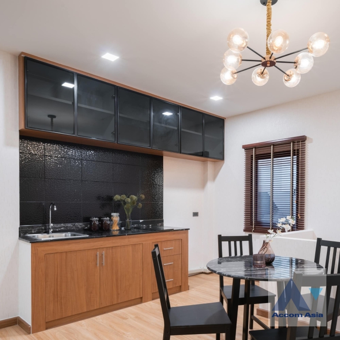 5  2 br Townhouse For Sale in Ratchadaphisek ,Bangkok MRT Lat Phrao AA36732