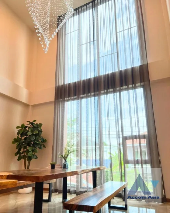 4  2 br Townhouse For Sale in Ratchadaphisek ,Bangkok MRT Lat Phrao AA36732