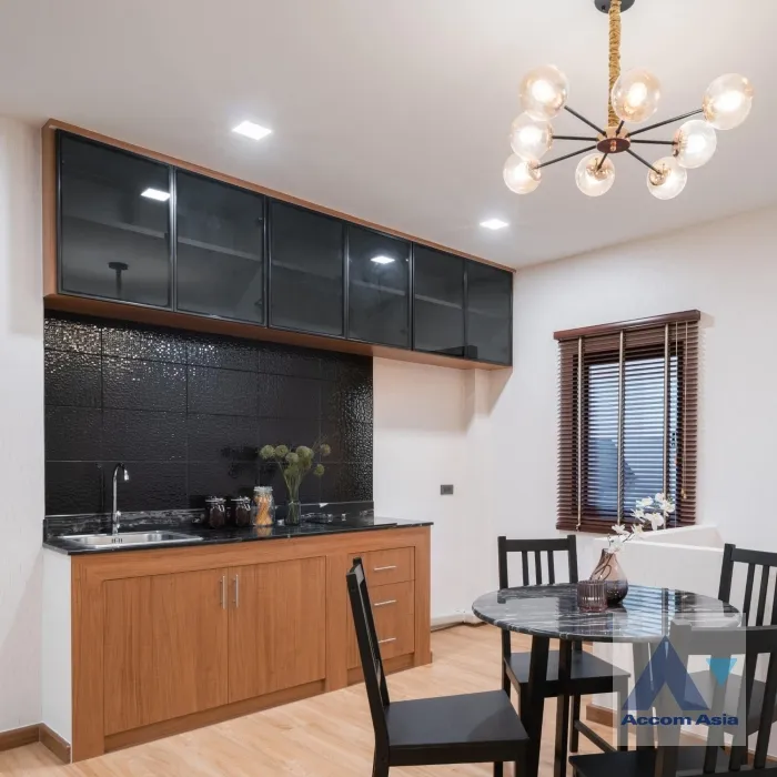 5  2 br Townhouse For Sale in Ratchadaphisek ,Bangkok MRT Lat Phrao AA36738