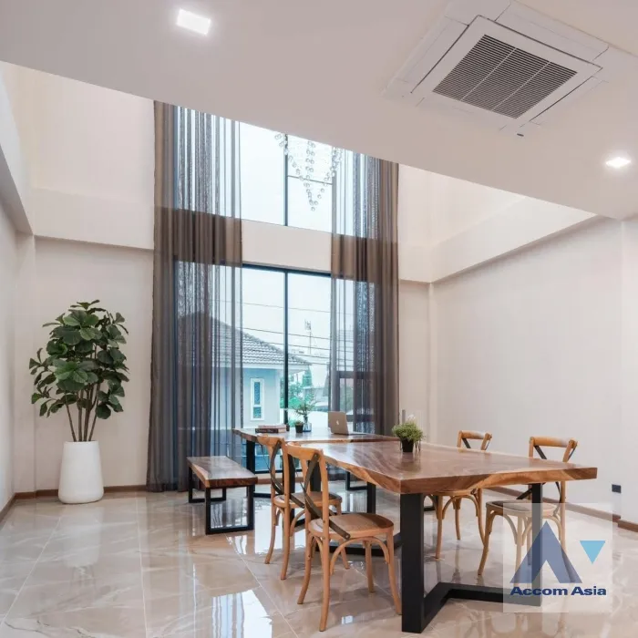  1  2 br Townhouse For Sale in Ratchadaphisek ,Bangkok MRT Lat Phrao AA36738