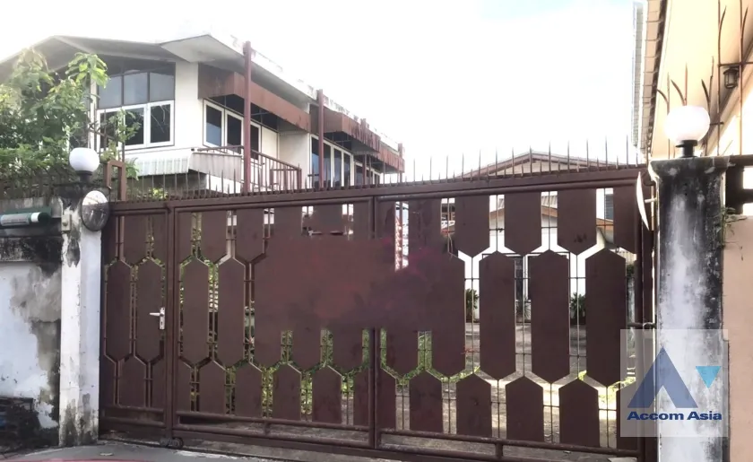 unit Land For Sale in Sukhumvit, Bangkok  near BTS Phra khanong (AA36755)