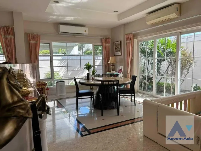 unit 4 Bedrooms  House For Sale in Dusit, Bangkok  (AA36783)