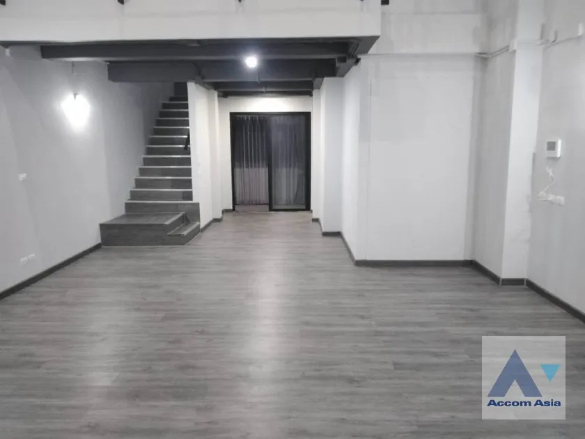 unit 4 Bedrooms  Townhouse For Rent in Pattanakarn, Bangkok  near BTS On Nut (AA36796)