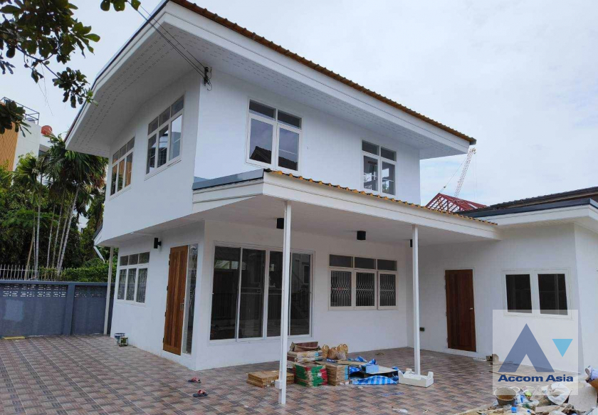  2  House For Rent in Sukhumvit ,Bangkok BTS Phra khanong AA36801
