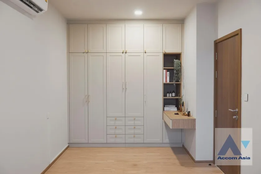 unit 2 Bedrooms  Condominium For Sale in Pattanakarn, Bangkok  near ARL Ramkhamhaeng (AA36807)