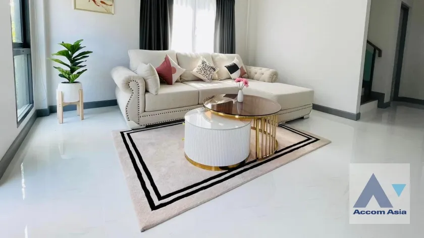 unit 4 Bedrooms  House For Sale in Samutprakan, Samutprakan  near BTS Bang Na (AA36837)