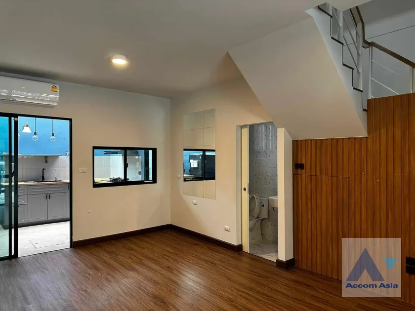 unit 3 Bedrooms  Townhouse For Rent & Sale in Pattanakarn, Bangkok  (AA36894)