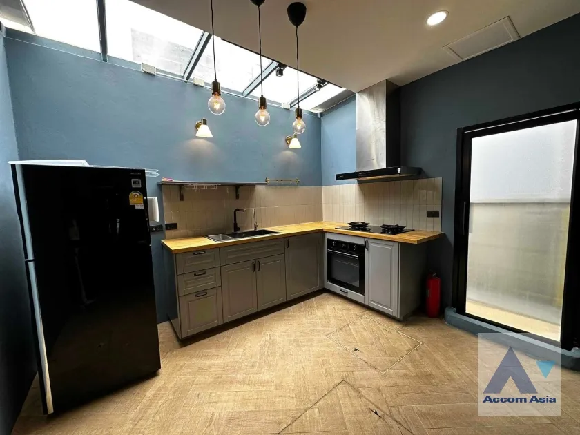 unit 3 Bedrooms  Townhouse For Rent & Sale in Pattanakarn, Bangkok  (AA36894)