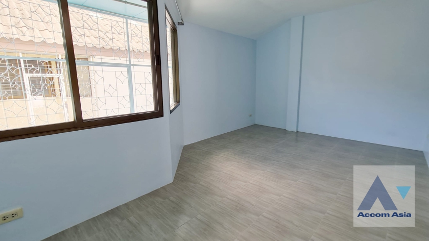 8  3 br Townhouse For Rent in Pattanakarn ,Bangkok  AA36949