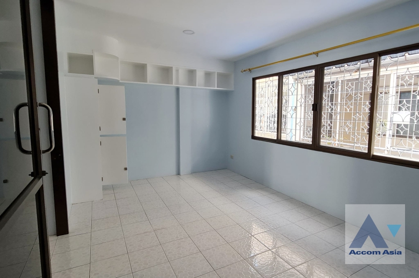 5  3 br Townhouse For Rent in Pattanakarn ,Bangkok  AA36949