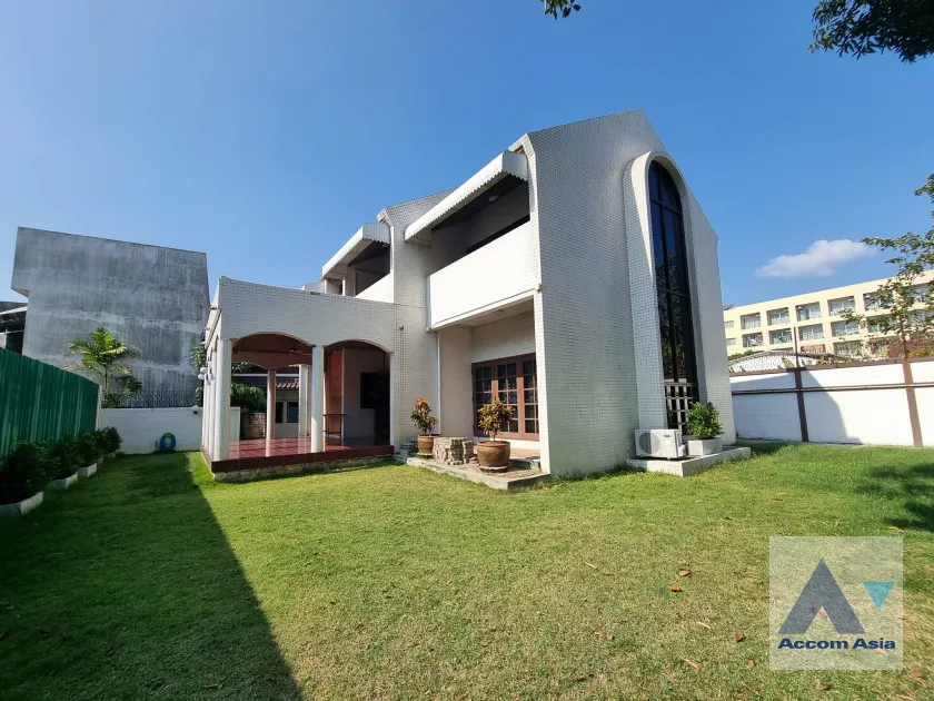 unitPet friendly |  3 Bedrooms  House For Rent in Sukhumvit, Bangkok  near BTS Phra khanong (AA36963)