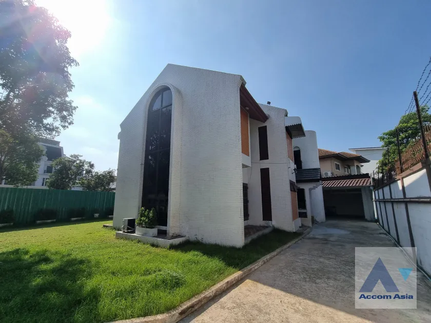 unitPet friendly |  3 Bedrooms  House For Rent in Sukhumvit, Bangkok  near BTS Phra khanong (AA36963)
