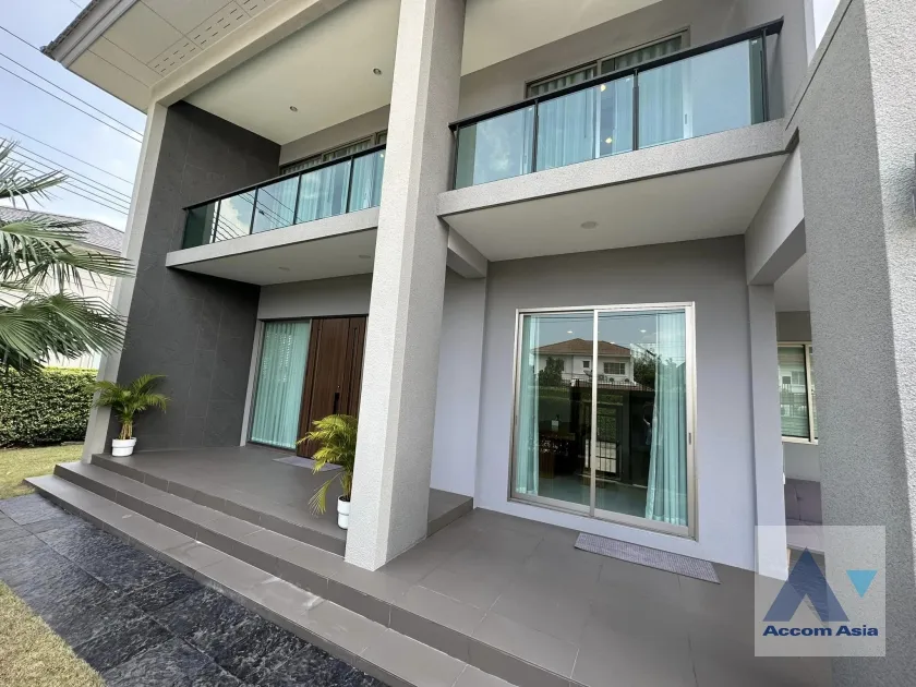 unit 4 Bedrooms  House For Rent in Pattanakarn, Bangkok  near ARL Ban Thap Chang (AA36974)