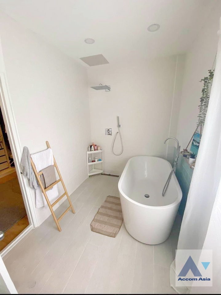 7  3 br House For Rent in Pattanakarn ,Bangkok BTS On Nut AA36977