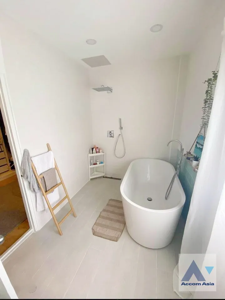 7  3 br House For Rent in Pattanakarn ,Bangkok BTS On Nut AA36977