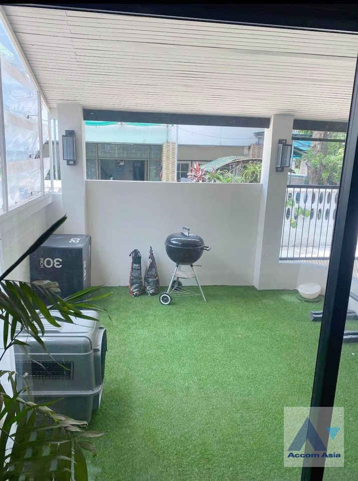 9  3 br House For Rent in Pattanakarn ,Bangkok BTS On Nut AA36977