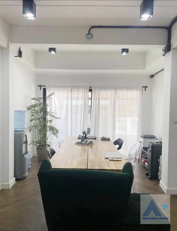 unit 3 Bedrooms  House For Rent in Pattanakarn, Bangkok  near BTS On Nut (AA36977)