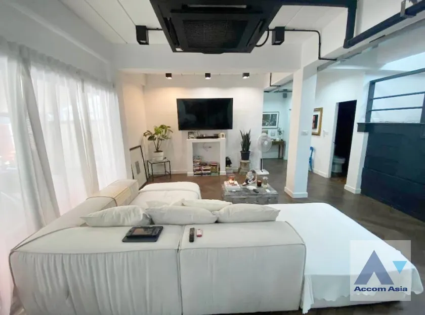 unit 3 Bedrooms  House For Rent in Pattanakarn, Bangkok  near BTS On Nut (AA36977)