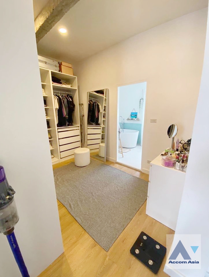 5  3 br House For Rent in Pattanakarn ,Bangkok BTS On Nut AA36977