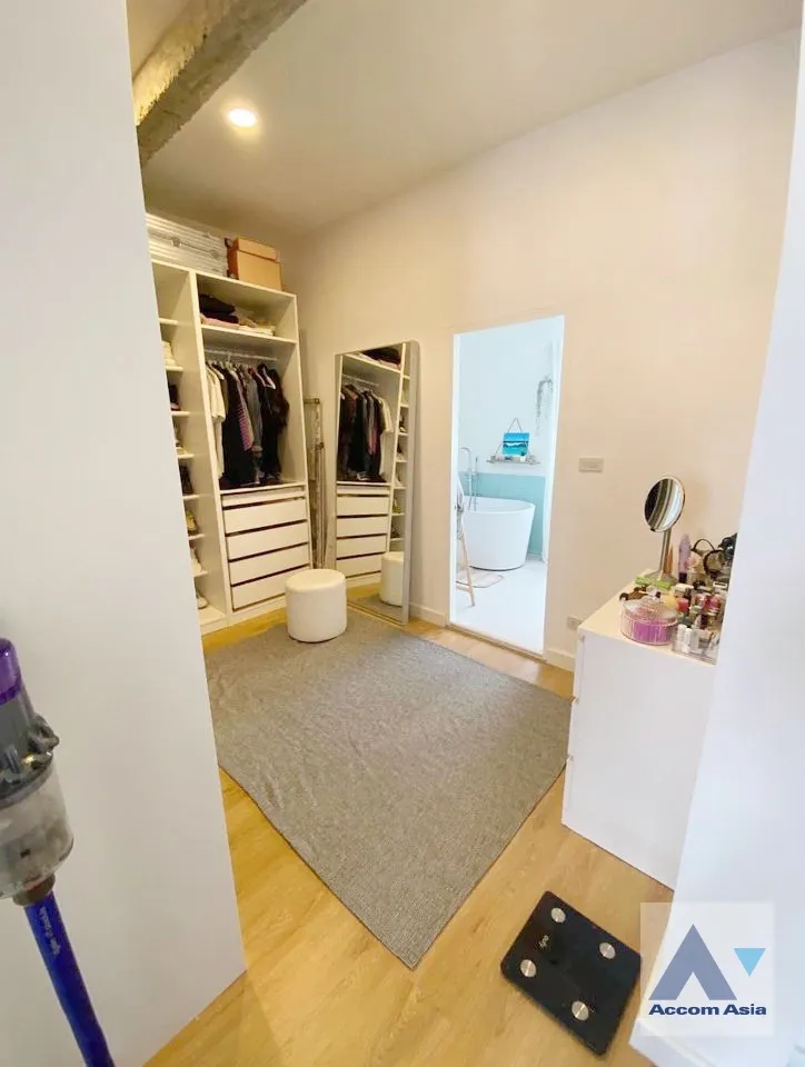 5  3 br House For Rent in Pattanakarn ,Bangkok BTS On Nut AA36977