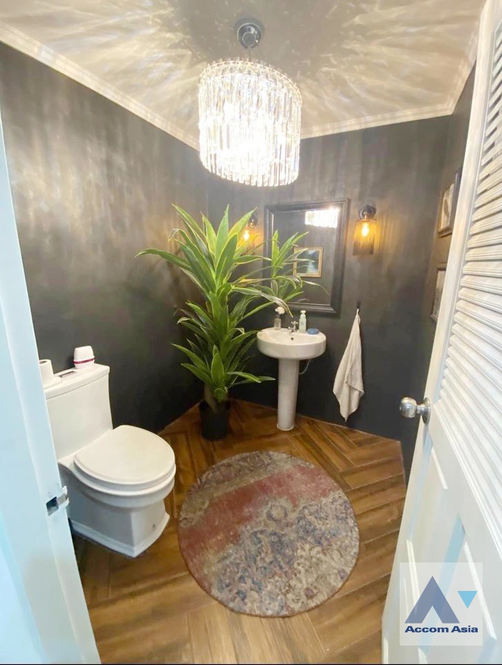 8  3 br House For Rent in Pattanakarn ,Bangkok BTS On Nut AA36977