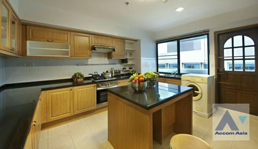 unit 4 Bedrooms  Apartment For Rent in Sukhumvit, Bangkok  near BTS Phrom Phong (AA36991)