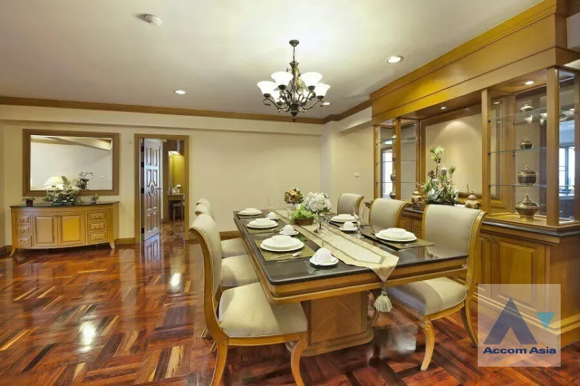 unit 4 Bedrooms  Apartment For Rent in Sukhumvit, Bangkok  near BTS Phrom Phong (AA36991)