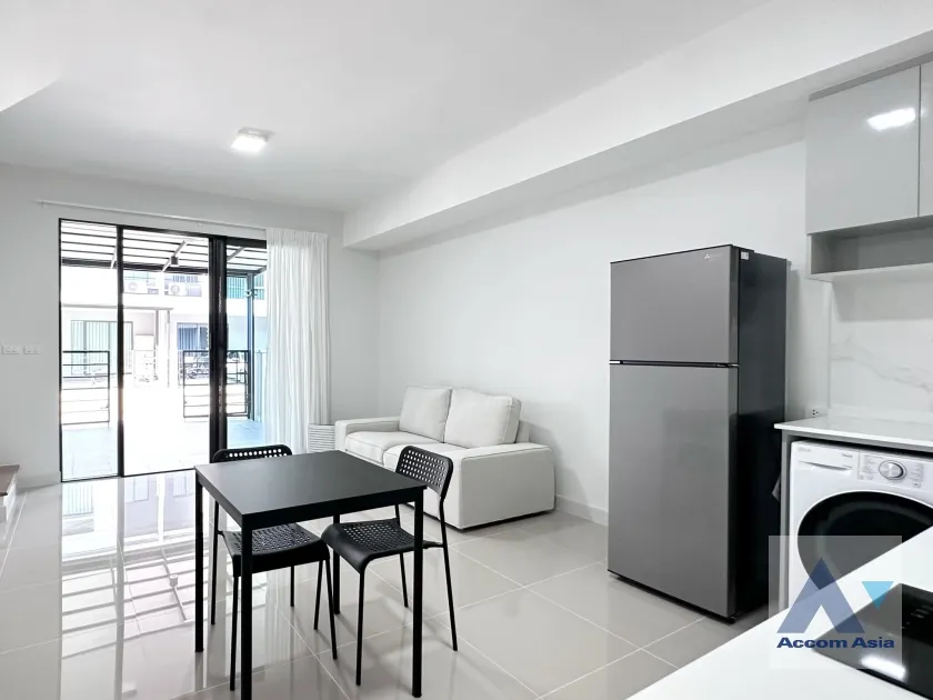 unit 3 Bedrooms  Townhouse For Rent in Samutprakan, Samutprakan  (AA37034)