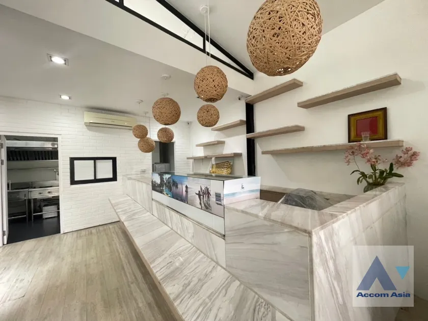 unit Shophouse For Rent in Ploenchit, Bangkok  near BTS Ratchadamri (AA37064)