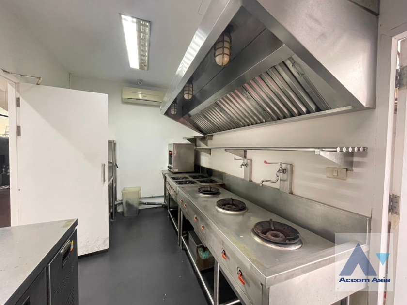 5  Shophouse For Rent in Ploenchit ,Bangkok BTS Ratchadamri AA37064