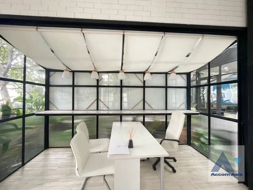 unit Shophouse For Rent in Ploenchit, Bangkok  near BTS Ratchadamri (AA37064)