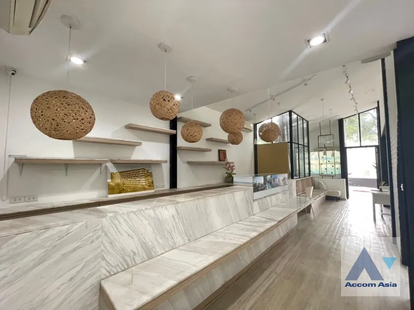 unit Shophouse For Rent in Ploenchit, Bangkok  near BTS Ratchadamri (AA37064)