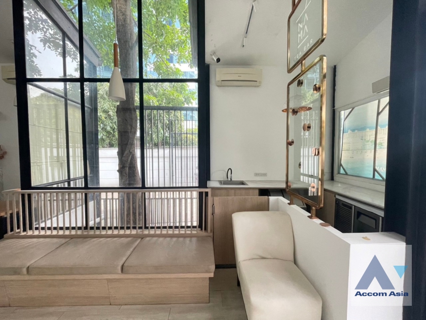 6  Shophouse For Rent in Ploenchit ,Bangkok BTS Ratchadamri AA37064