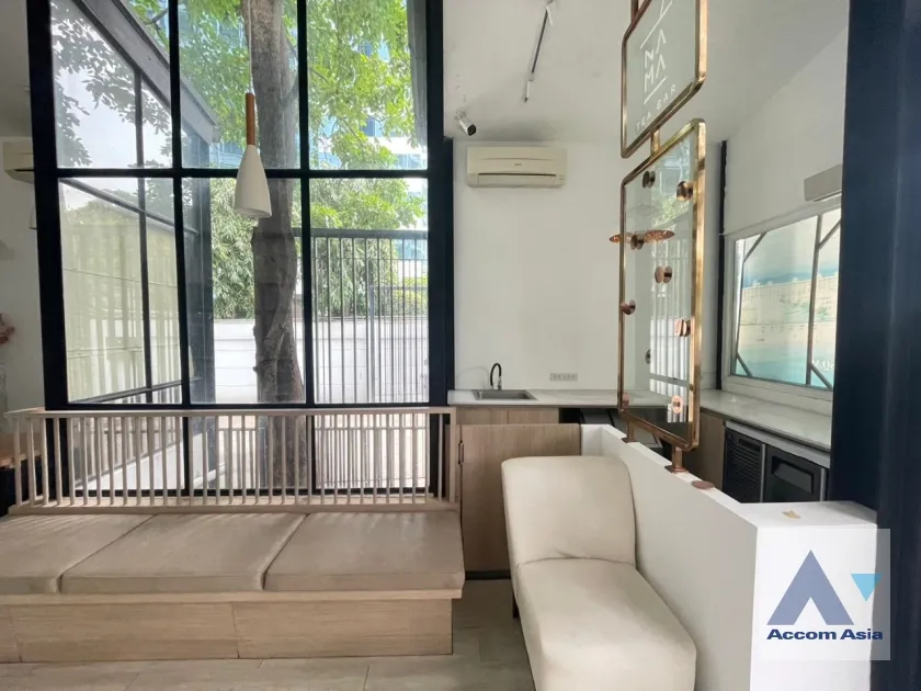 6  Shophouse For Rent in Ploenchit ,Bangkok BTS Ratchadamri AA37064
