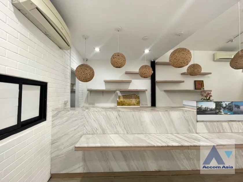 unit Shophouse For Rent in Ploenchit, Bangkok  near BTS Ratchadamri (AA37064)