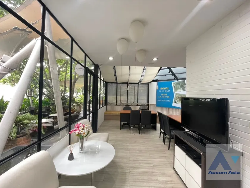 11  Shophouse For Rent in Ploenchit ,Bangkok BTS Ratchadamri AA37064