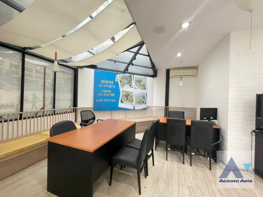 9  Shophouse For Rent in Ploenchit ,Bangkok BTS Ratchadamri AA37064