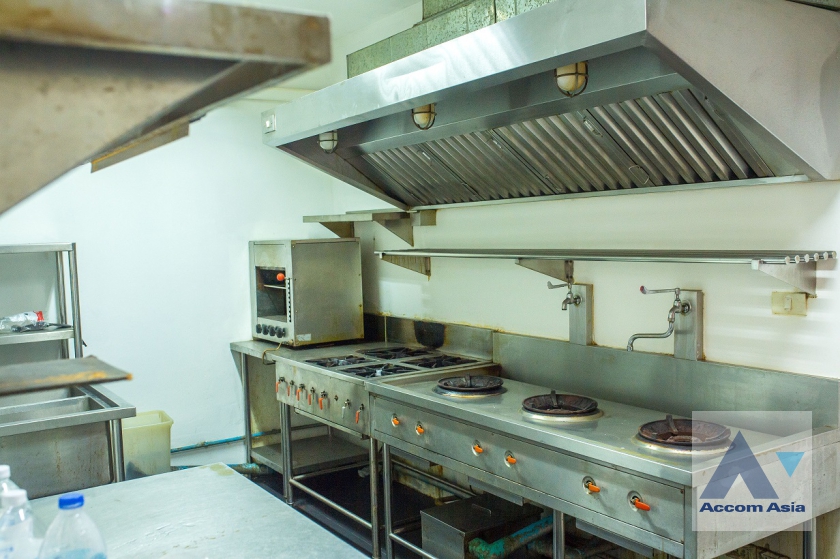 6  Shophouse For Rent in Ploenchit ,Bangkok BTS Ratchadamri AA37066