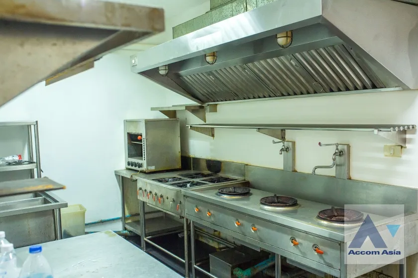 6  Shophouse For Rent in Ploenchit ,Bangkok BTS Ratchadamri AA37066