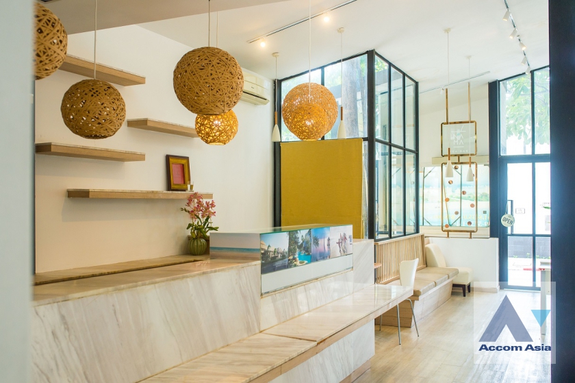  1  Shophouse For Rent in Ploenchit ,Bangkok BTS Ratchadamri AA37066