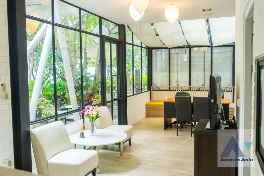 unit Shophouse For Rent in Ploenchit, Bangkok  near BTS Ratchadamri (AA37066)