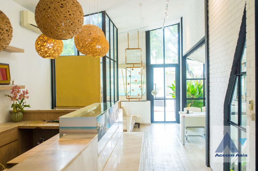  1  Shophouse For Rent in Ploenchit ,Bangkok BTS Ratchadamri AA37066