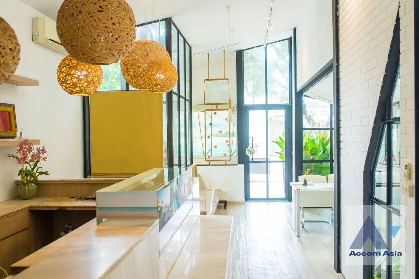 unit Shophouse For Rent in Ploenchit, Bangkok  near BTS Ratchadamri (AA37066)